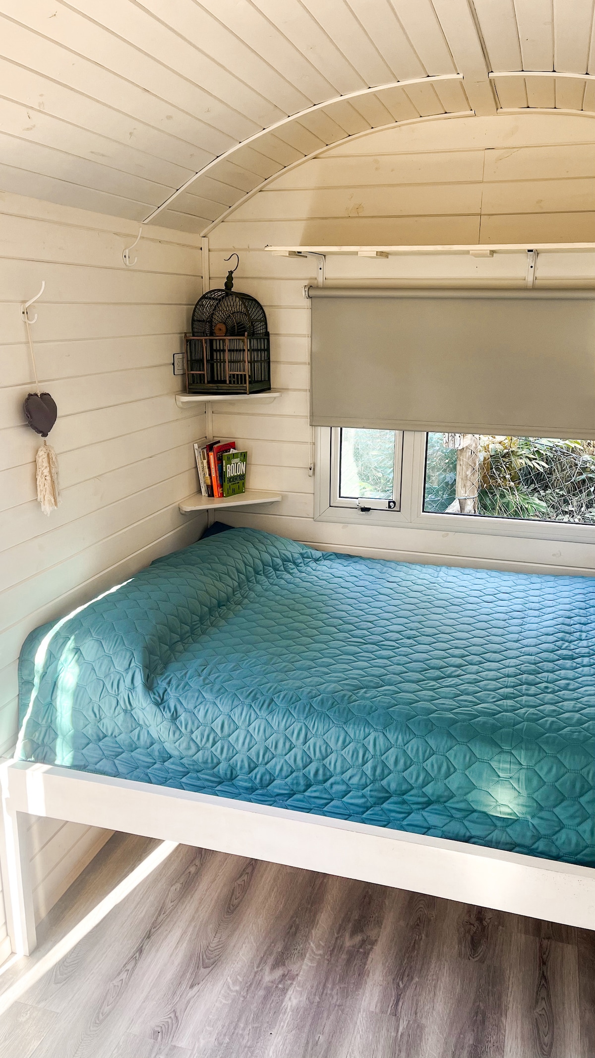 Izba s 2-miestnou posteľou a úložným priestorom pod posteľou na uloženie kufrov, tašiek a podobne.