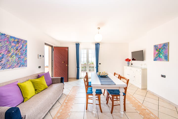 Soggiorno al primo piano con divano letto e grande terrazza con vista mare sul mare
