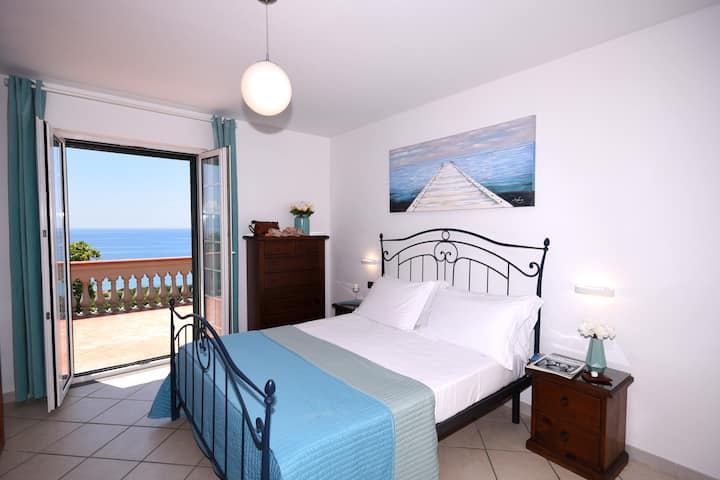 Camera da letto al primo piano con balcone sulla grande terrazza con vista sul mare