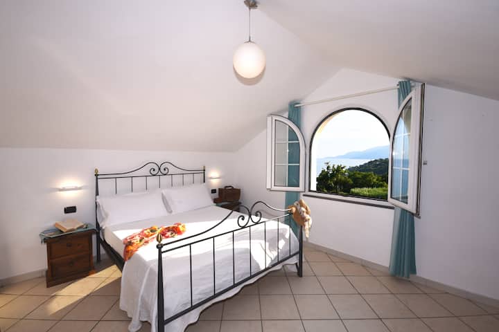 Camera da letto al secondo piano con vista sul mare e sulla piscina