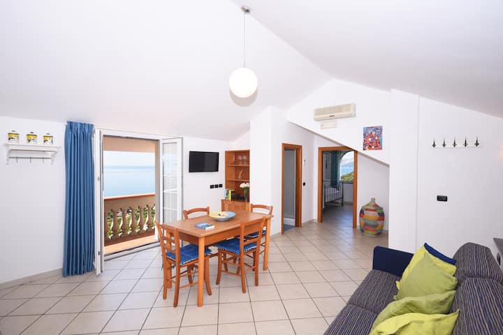 Soggiorno al secondo piano con balcone vista mare