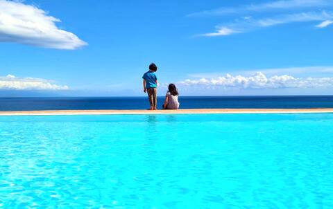Large beach villa with infinity pool - superb view
