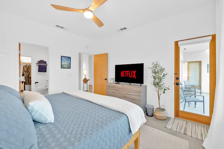 Glavna spavaća soba nudi izravan pristup terasi u dvorištu