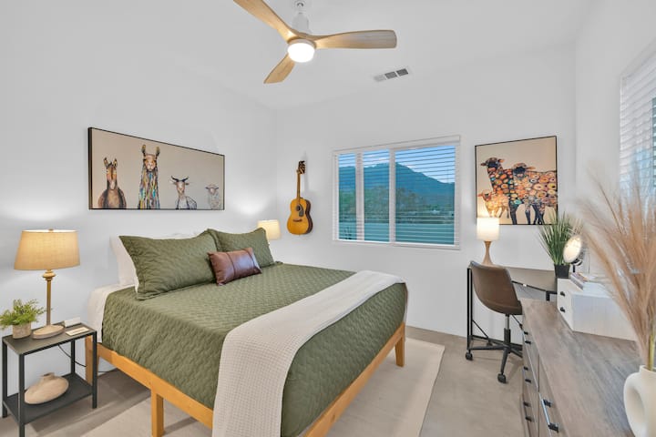 Treća spavaća soba uključuje namjenski prostor za rad i akustičnu gitaru za improvizirano ometanje