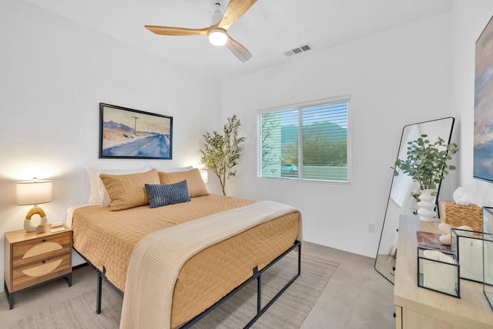 U drugoj spavaćoj sobi nalazi se madrac od memorijske pjene s nadmadracem od memorijske pjene, stropnim ventilatorom i ogledalom u punoj dužini.