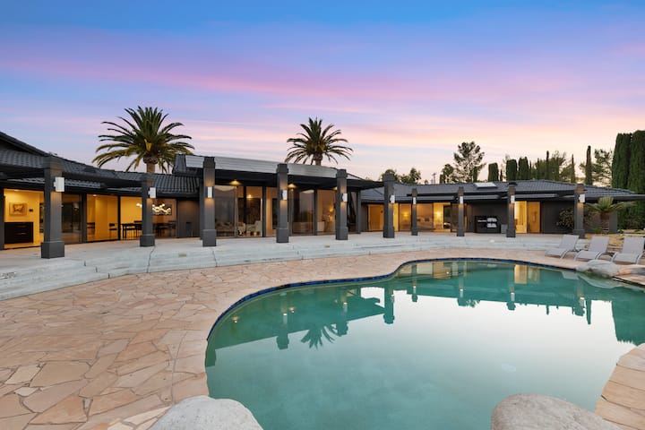 Sleep 20+ • Pool & Hot Tub • Gym & Yoga •Tennis
