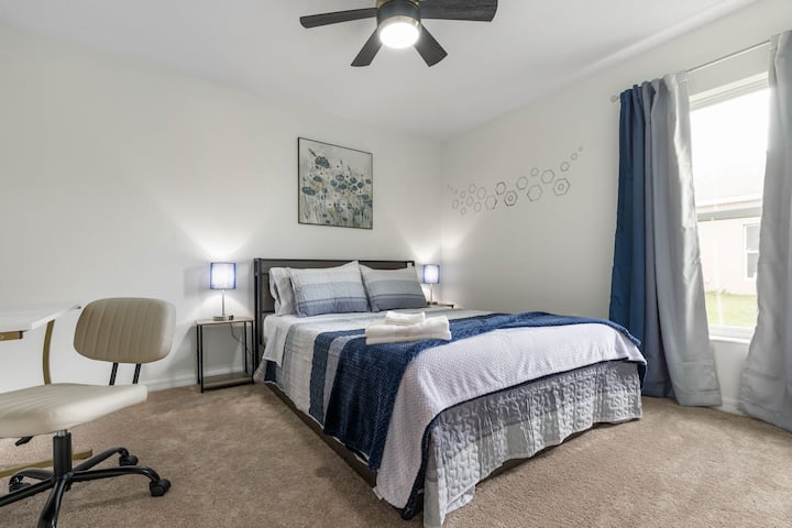 The blue bedroom is comfy with it's queen size bed and desk for remote working or completing school work during your stay!