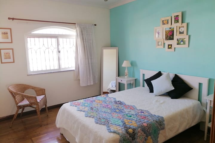 غرفة نوم رئيسية (سرير مزدوج 140 سم/200 سم)