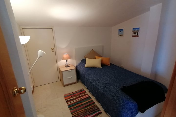 غرفة نوم صغيرة ، داخلية. ضوء طبيعي منخفض.