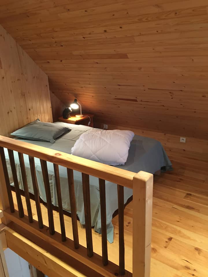 Chumba kikubwa cha kulala cha ghorofani. Ngazi ya kusaga. Eneo angavu la mapumziko. 