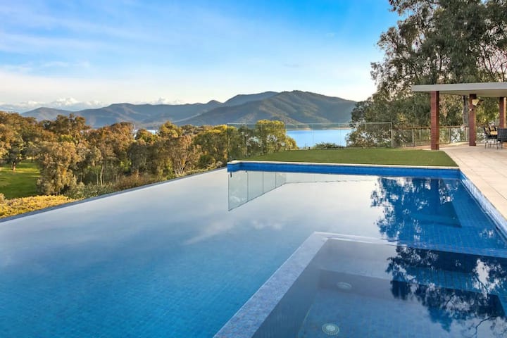 Mountain Bay Retreat near Goughs Bay Sleeps 10
