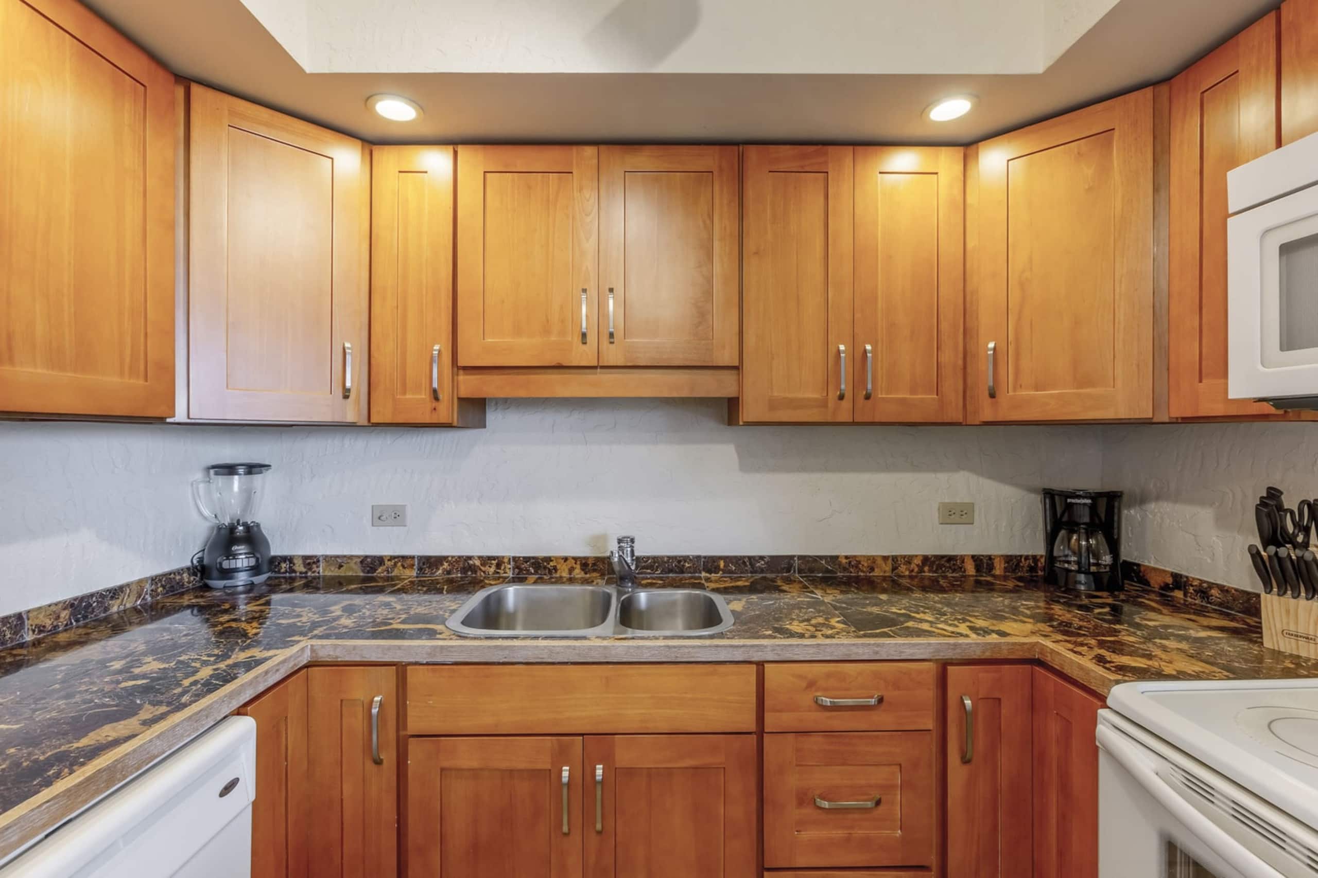 Condo in Lahaina · ★4.89 · 2 bedrooms · 4 beds · 2 shared baths - Image 8