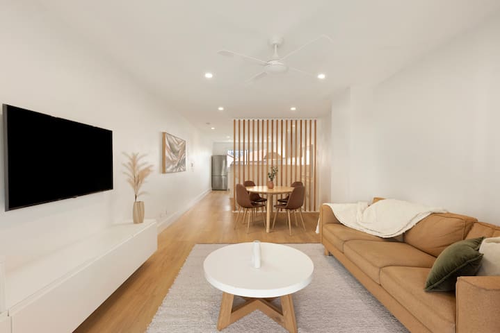 Peaceful inner-city 2-bed unit with river views