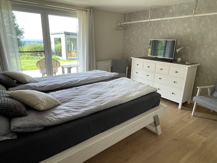 Chumba cha kulala chenye kitanda mara mbili mita 180x200 na matandiko ya starehe 150x225.