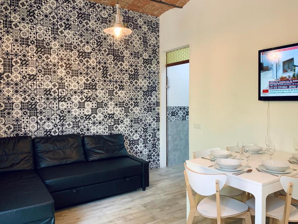 Popular Airbnb listing: White & Black in El Poblenou