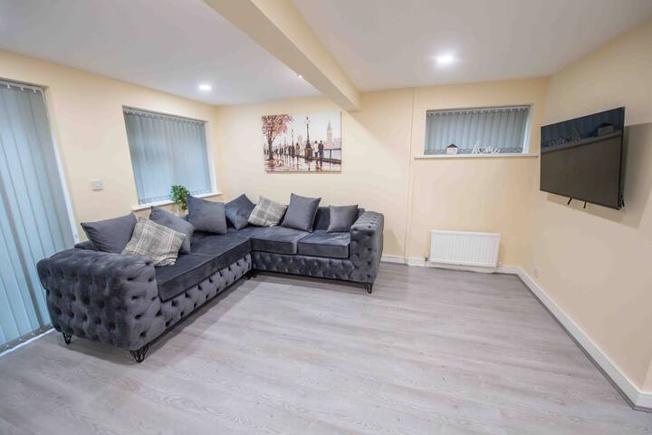 Beautiful, Peaceful, 5 BR home with Hot Tub! gallery image 3