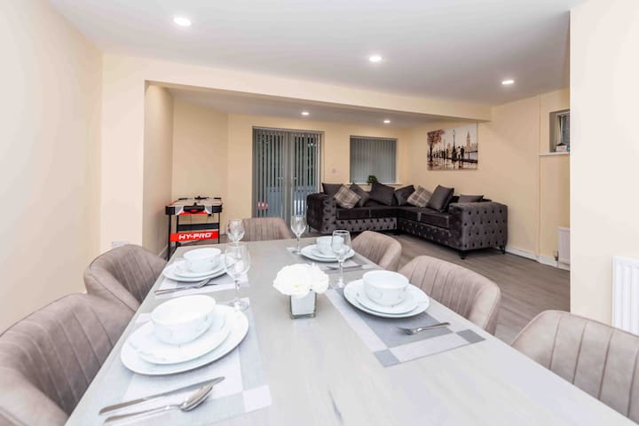 Beautiful, Peaceful, 5 BR home with Hot Tub!