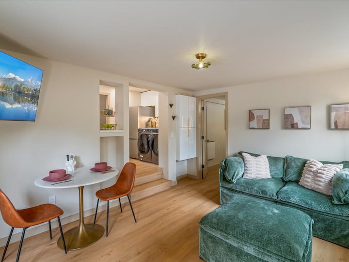 Private Garden Suite | King Bed • W/d - Shoreline
