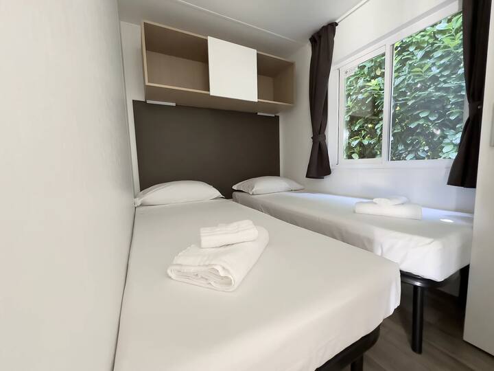 Საწოლები სრულად შედგება ჩვენი სტუმრების დაბინავების შემდეგ. 
Თეთრეულისა და პირსახოცების ნაკრები (თითოეულ კომპლექტზე 3 ცალი) უკვე მითითებულია ღამისთევის ფასში
(ზაფხულში საბნები ხელმისაწვდომია მოთხოვნისამებრ)