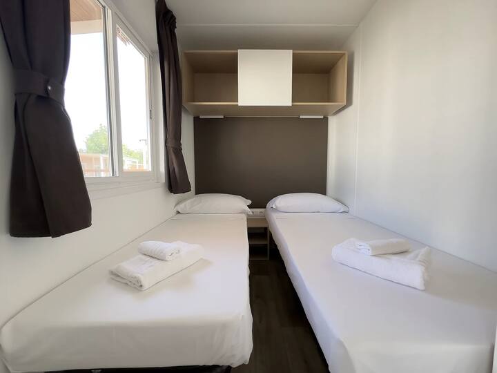 Საწოლები სრულად შედგება ჩვენი სტუმრების დაბინავების შემდეგ. 
Თეთრეულისა და პირსახოცების ნაკრები (თითოეულ კომპლექტზე 3 ცალი) უკვე მითითებულია ღამისთევის ფასში
(ზაფხულში საბნები ხელმისაწვდომია მოთხოვნისამებრ)