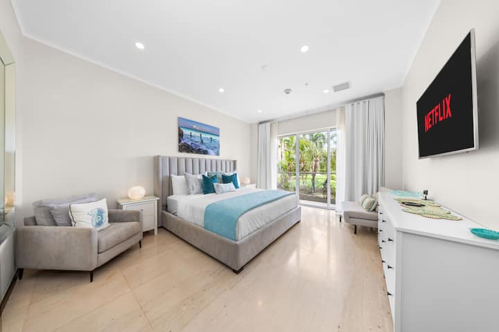 Dhomë gjumi Master | Kur të jesh gati të çlodhesh pas një dite emocionuese të eksplorimit të Eagle Beach, vazhdo drejt këtij krevati të madh.