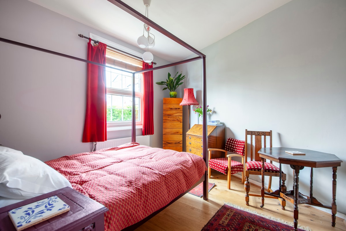 СПАЛНЯ - голямо двойно легло с перо и памучно спално бельо. Уведомете ни, ако сте алергични към пера. Забележка: имаме две котки и въпреки че те нямат достъп до тази стая много често, е невъзможно да я държите свободна от котки. 