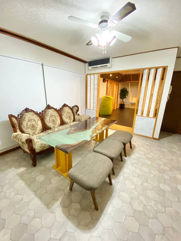 Dhoma e ndenjjes
Shto një karrige për të akomoduar 6 vizitorë.