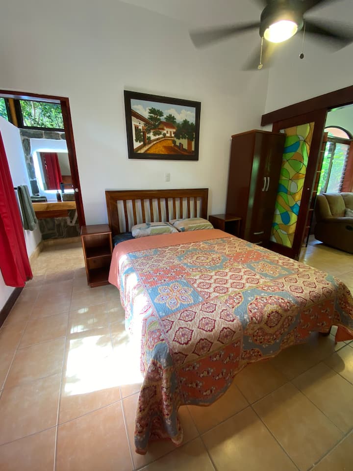 Dvigulė lova, naktiniai staliukai, prieiga prie vonios kambario.