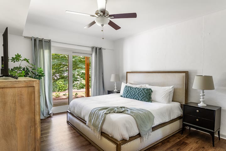 Საძინებლის ქვედა ნაწილში. კომფორტული მატრასი საბნით. 