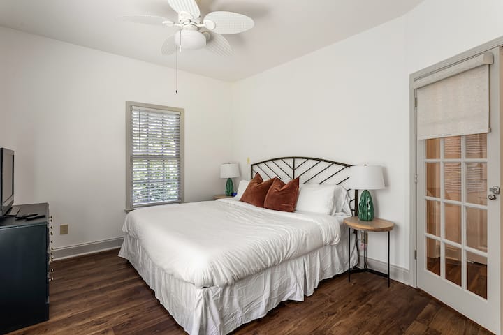 Დიდი ზომის საწოლი კომფორტული მატრასითა და საბნით. Მოძრავი ფერები განკუთვნილია კონფიდენციალურობისთვის.