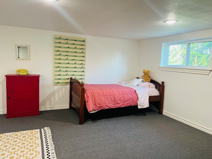 Dve samostatné postele vo veľkom podkroví.