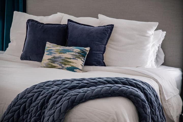 Tento apartmán stelesňuje decentnú sofistikovanosť a ponúka jemné osvetlenie a starostlivo vybrané detaily, ktoré vytvárajú pokojné a regeneračné útočisko.