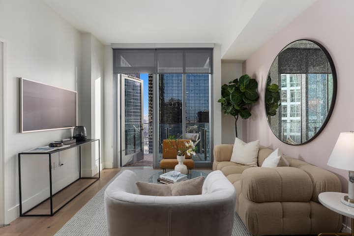 Designer Furnished Studio Apt - Los Angeles, CA