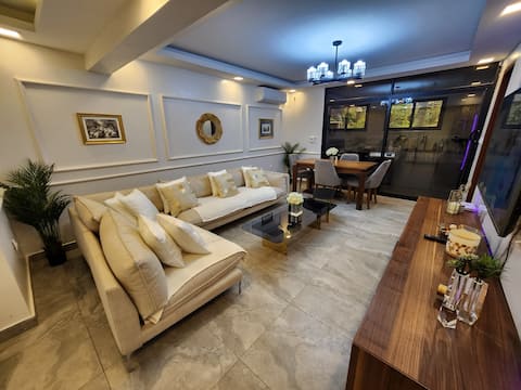 Chic apartment in front of the Galerie La Fontaine Mall