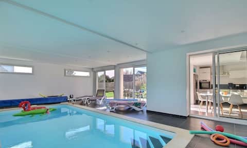 House with indoor pool and hot tub, 500 m from the beaches