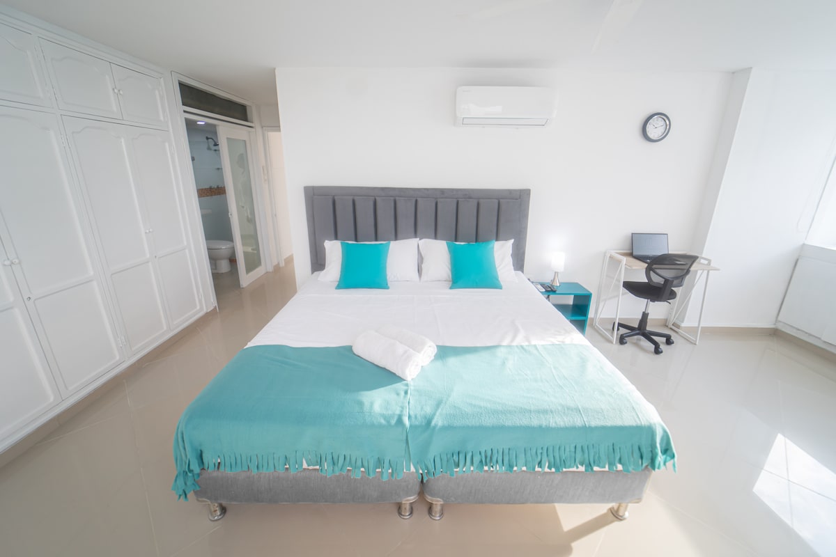 Slaapkamer kingsize 2x2 m met werkruimte