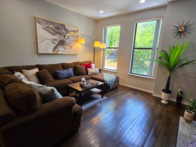 Charming Townhome 3bed/2bath & 2 outdoor terraces gallery image 2