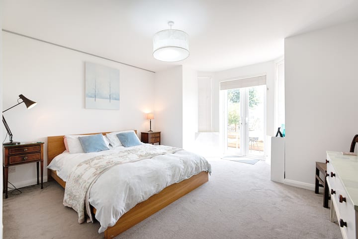 Comfy King Sized Apartment with Great Sea Views!