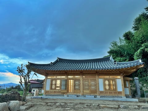 Annex of Eolwoojae: Gudel Ondol, indoor jjjigjeok bathtub for 2-3 people, kitchen, queen bed, barbec