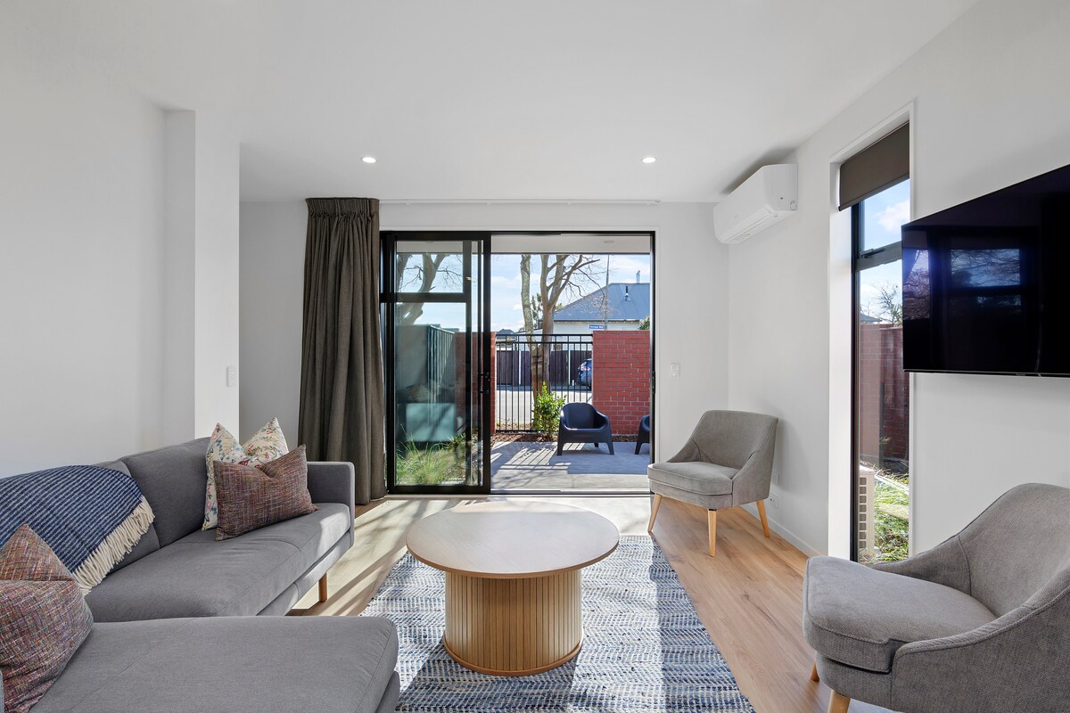 Popular Airbnb listing: Townhouse Close To Merivale. Off Street Parking in St Albans
