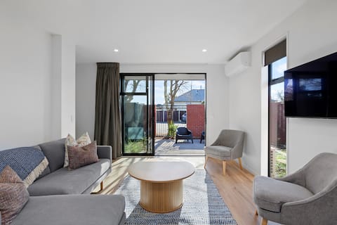 Popular Airbnb listing: Modern Merivale Gem | Flexible Beds & Parking in St Albans