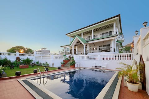 StayVista @ Ananda Villa - 3 BHK W/ Pool and View