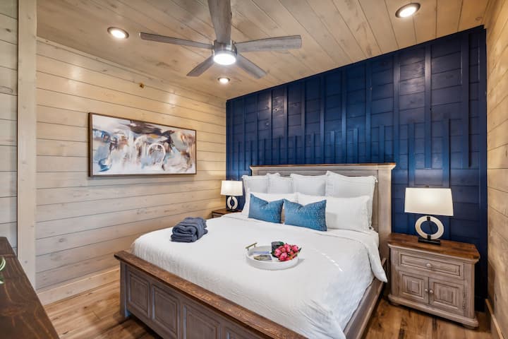 Modern Comfort – Featuring premium linens and a smart TV for ultimate relaxation.