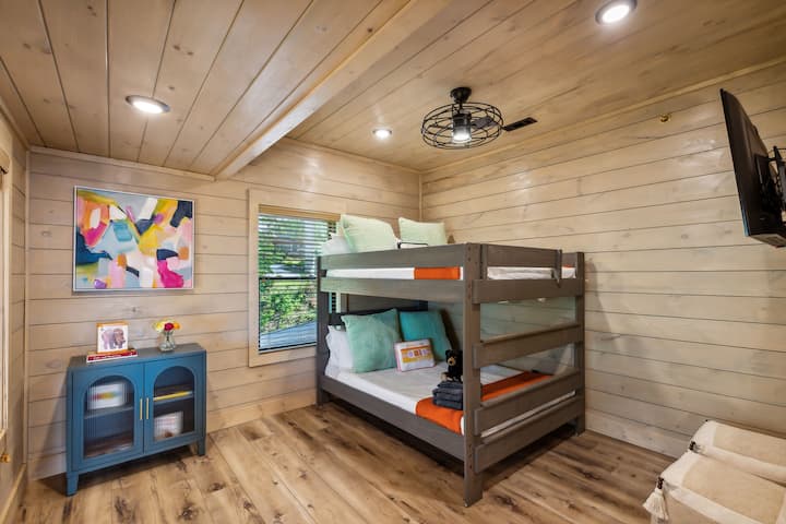 Family Bunk Room – Perfect for kids or groups, this queen/queen bed offers ample space and comfort.
