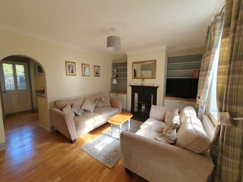 Popular Airbnb listing: Gorgeous cosy 2 bed cottage in heart of Stamford in South Kesteven