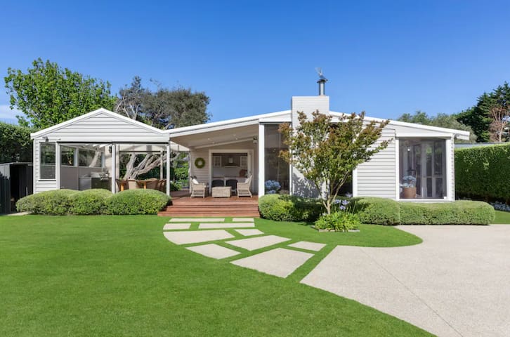 Portsea House + Guesthouse with pool/spa