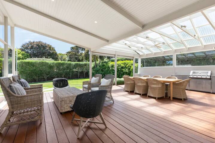 Portsea House + Guesthouse with pool/spa gallery image 4