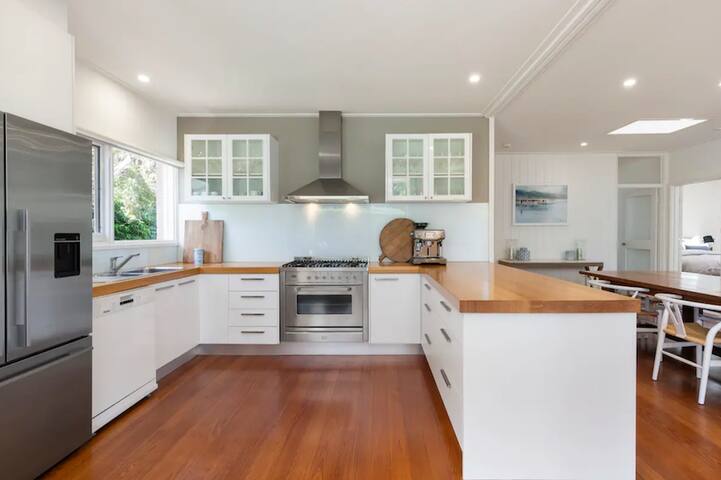 Portsea House + Guesthouse with pool/spa gallery image 5