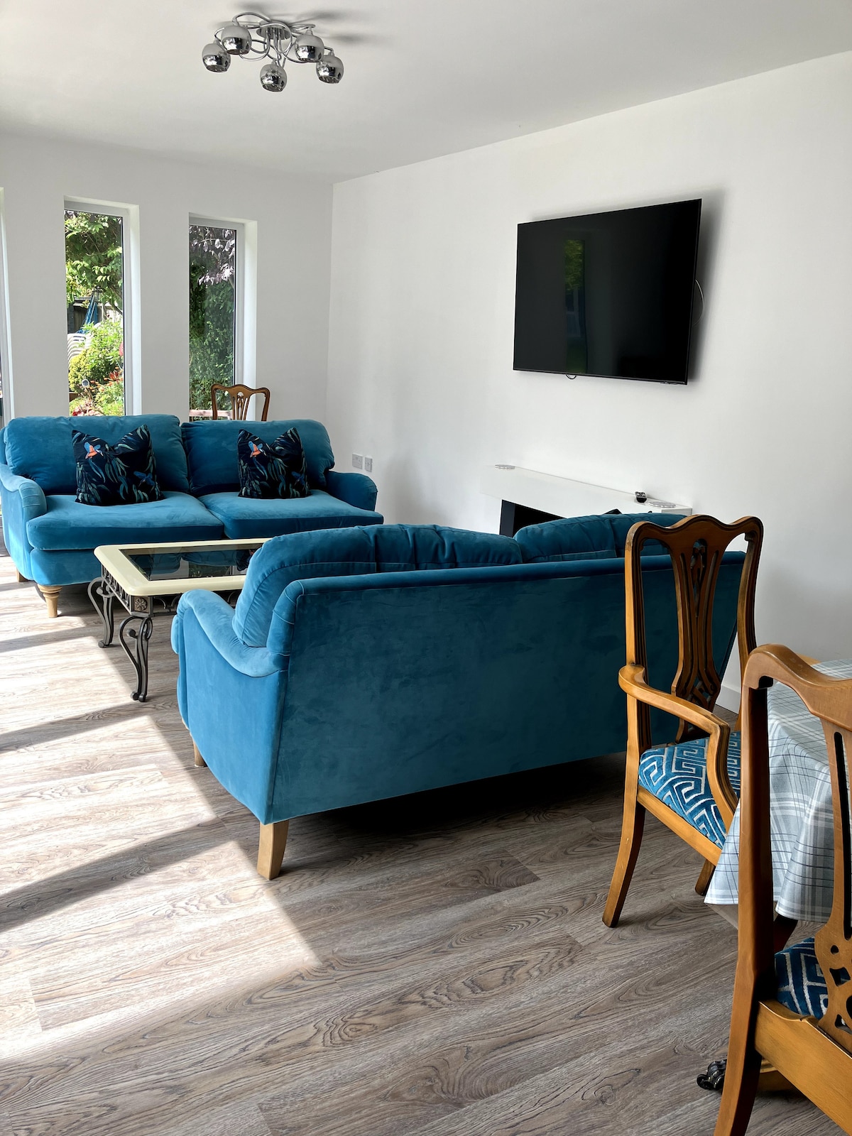 Top performing Airbnb: Robbie's Retreat @ 70 The Avenue in Gosport