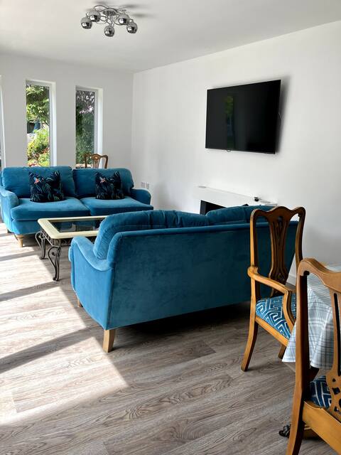 Top performing Airbnb: Robbie's Retreat @ 70 The Avenue in Gosport